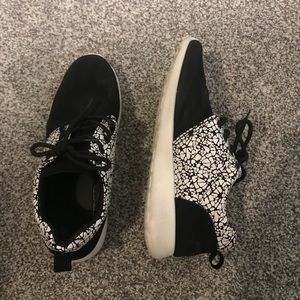Boohoo black and white sneakers tennis shoes